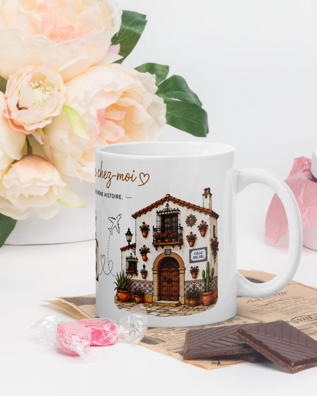 Mug franco-espagnol « Entre deux chez-moi » en situation sur une table – cadeau café franco-espagnol – Casa Ramani
