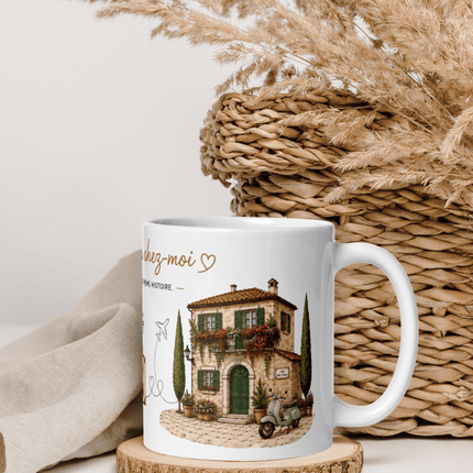 Mug franco-italien « Entre deux chez-moi » en situation sur une table – cadeau café franco-italien – Casa Ramani
