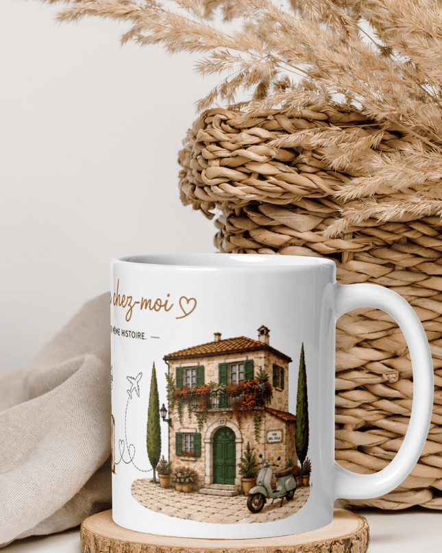Mug franco-italien « Entre deux chez-moi » en situation sur une table – cadeau café franco-italien – Casa Ramani