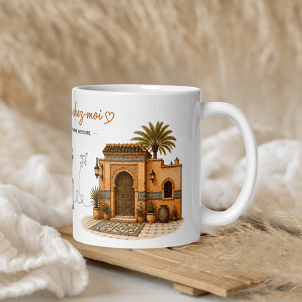 Mug franco-marocain « Entre deux chez-moi » en situation sur une table – cadeau café franco-marocain – Casa Ramani