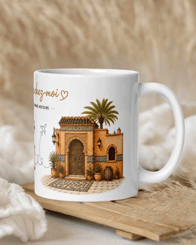 Mug franco-marocain « Entre deux chez-moi » en situation sur une table – cadeau café franco-marocain – Casa Ramani