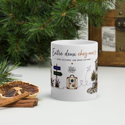 Mug franco-portugais « Entre deux chez-moi » en situation sur une table – cadeau café franco-portugais – Casa Ramani