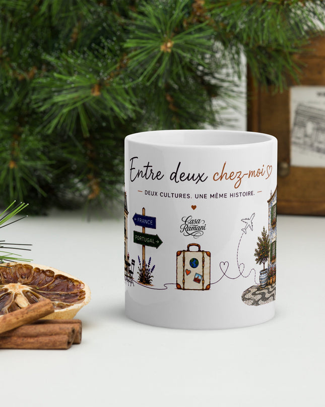 Mug franco-portugais « Entre deux chez-moi » en situation sur une table – cadeau café franco-portugais – Casa Ramani